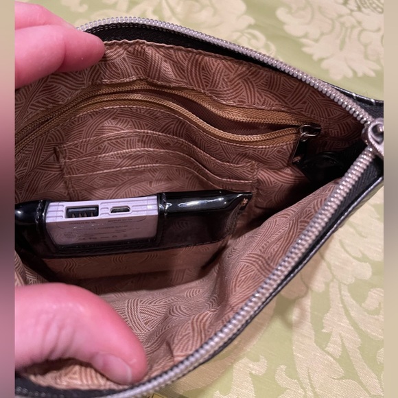 Sakroots vegan wallet handbag w built in power bank - Picture 8 of 9